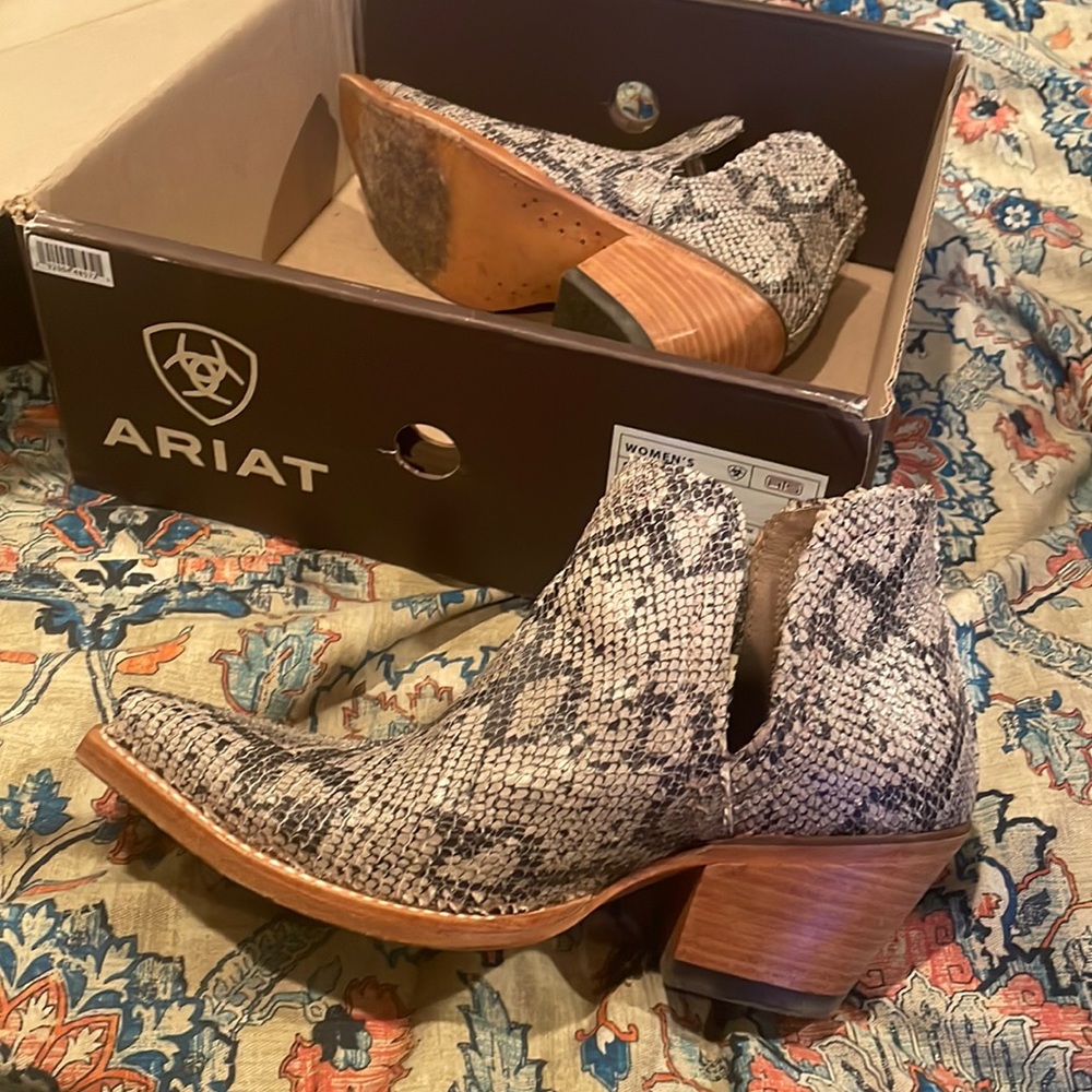 Ariat women’s Dixon western boot